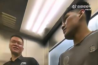 Mourinho không trả lời phỏng vấn sau trận đấu, bước vào phòng thay đồ nói chuyện với toàn đội Roma